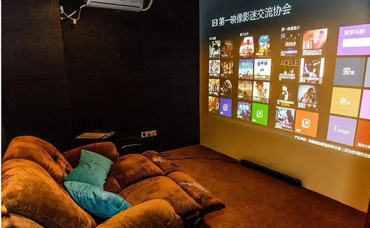 私人影院暗藏服务，大尺度被曝光，老板：亲嘴、摸胸都是学生妹-吃瓜网