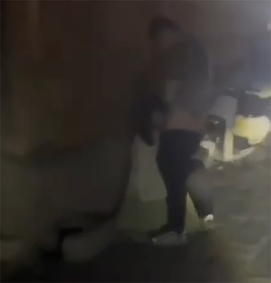 青州古城小巷 情侣野战视频爆火全网！中午在弥河帐篷打野战 还淡定与路人聊天-吃瓜网
