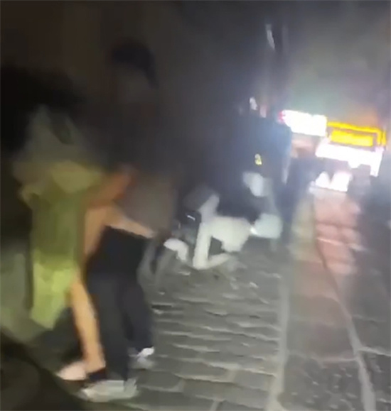 青州古城小巷 情侣野战视频爆火全网！中午在弥河帐篷打野战 还淡定与路人聊天-吃瓜网