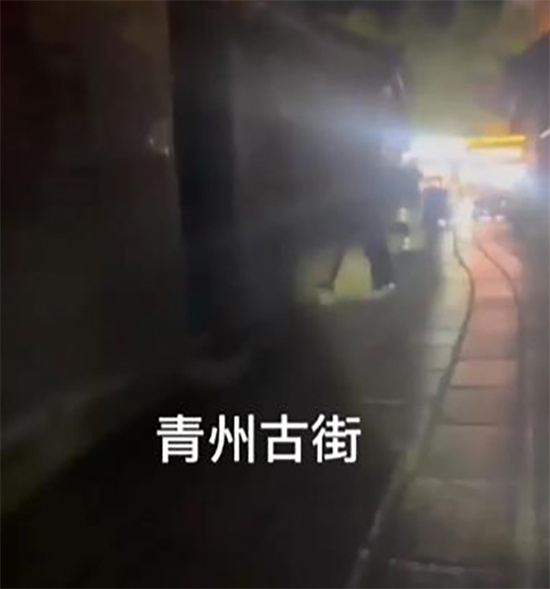 青州古城小巷 情侣野战视频爆火全网！中午在弥河帐篷打野战 还淡定与路人聊天-吃瓜网