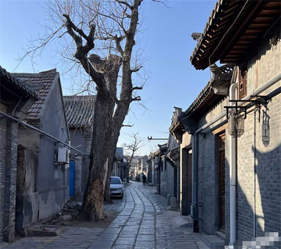 青州古城小巷 情侣野战视频爆火全网！中午在弥河帐篷打野战 还淡定与路人聊天-吃瓜网