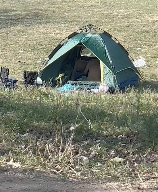 青州古城小巷 情侣野战视频爆火全网！中午在弥河帐篷打野战 还淡定与路人聊天-吃瓜网