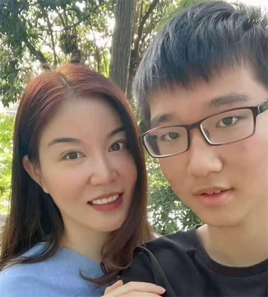 网传广西42岁陪读妈妈 高考之际用自己的特有方式为儿子缓解压力-吃瓜网