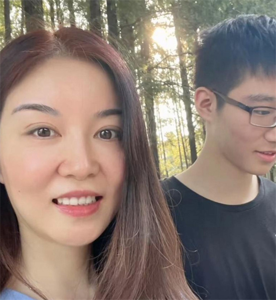 网传广西42岁陪读妈妈 高考之际用自己的特有方式为儿子缓解压力-吃瓜网