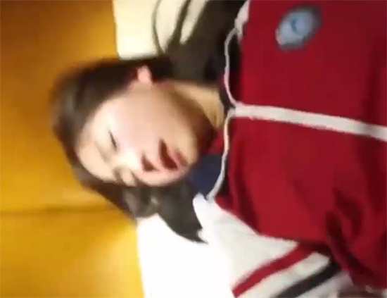 湖南岳麓某学校学生妹劈腿下海！100一晚让无数人前仆后继 穿着校服啪啪-吃瓜网