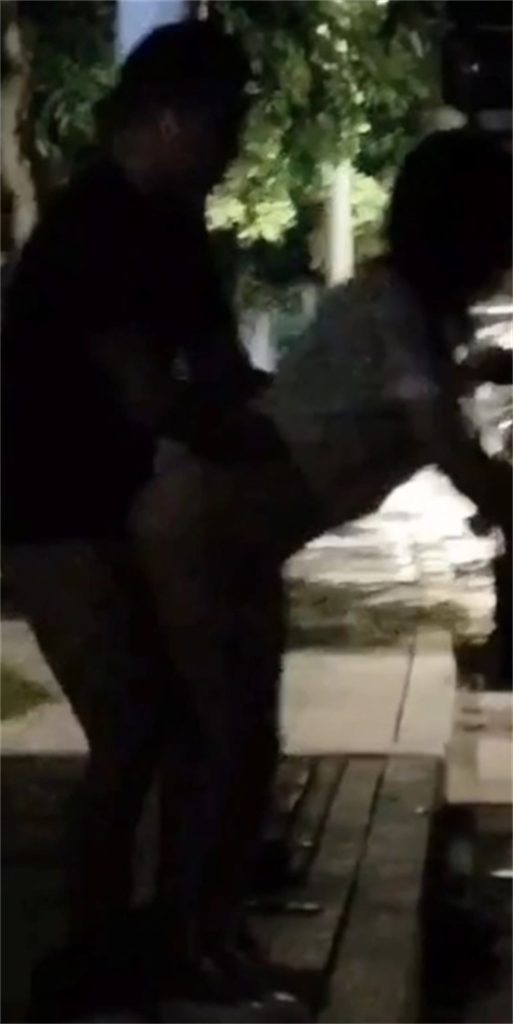 大车司机夜晚路边招嫖 卡车后站立后入 路人全程偷拍淡定收场 场面相当刺激！-吃瓜网