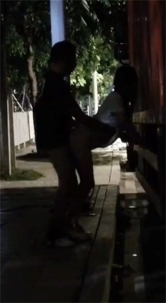 大车司机夜晚路边招嫖 卡车后站立后入 路人全程偷拍淡定收场 场面相当刺激！-吃瓜网