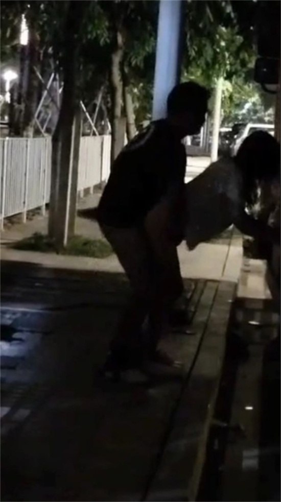 大车司机夜晚路边招嫖 卡车后站立后入 路人全程偷拍淡定收场 场面相当刺激！-吃瓜网