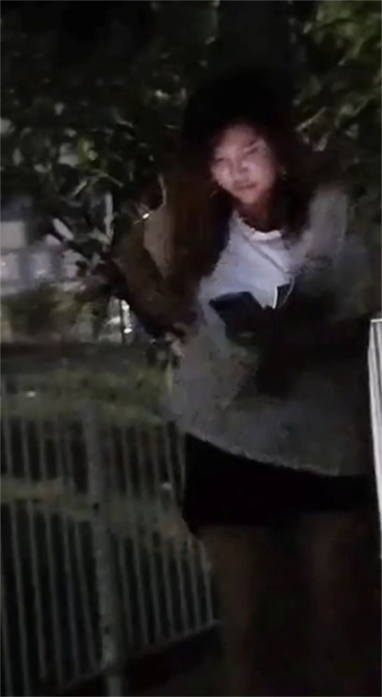 大车司机夜晚路边招嫖 卡车后站立后入 路人全程偷拍淡定收场 场面相当刺激！-吃瓜网