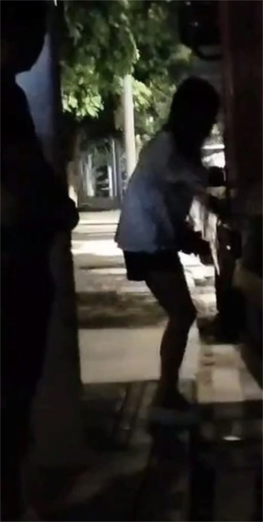 大车司机夜晚路边招嫖 卡车后站立后入 路人全程偷拍淡定收场 场面相当刺激！-吃瓜网