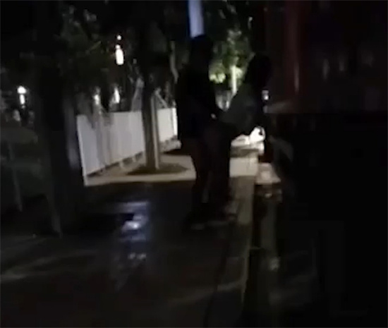 大车司机夜晚路边招嫖 卡车后站立后入 路人全程偷拍淡定收场 场面相当刺激！-吃瓜网