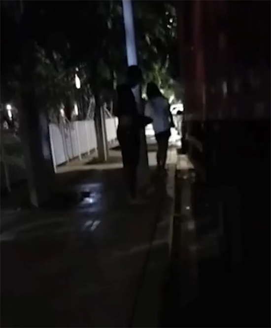 大车司机夜晚路边招嫖 卡车后站立后入 路人全程偷拍淡定收场 场面相当刺激！-吃瓜网