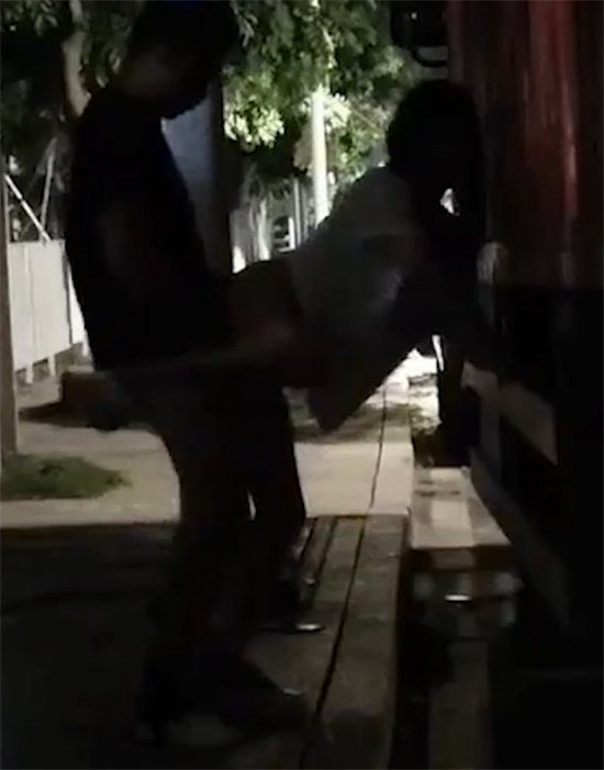 大车司机夜晚路边招嫖 卡车后站立后入 路人全程偷拍淡定收场 场面相当刺激！-吃瓜网