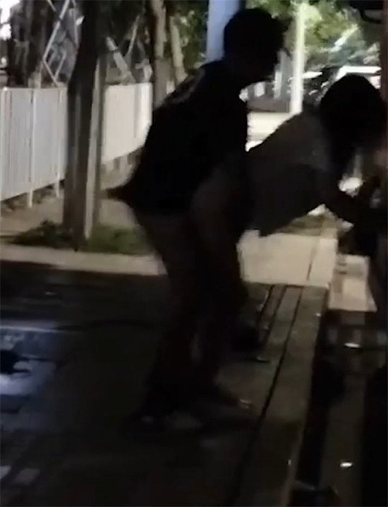 大车司机夜晚路边招嫖 卡车后站立后入 路人全程偷拍淡定收场 场面相当刺激！-吃瓜网