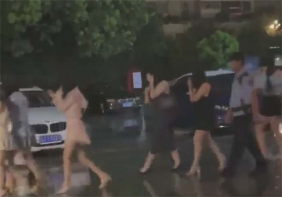 公主请上车！17号晚上杭州大规模扫黄 小仙女排队被蜀黍带走 不知道有没有瓜友中招呢！-吃瓜网