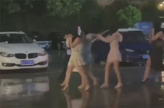 公主请上车！17号晚上杭州大规模扫黄 小仙女排队被蜀黍带走 不知道有没有瓜友中招呢！-吃瓜网